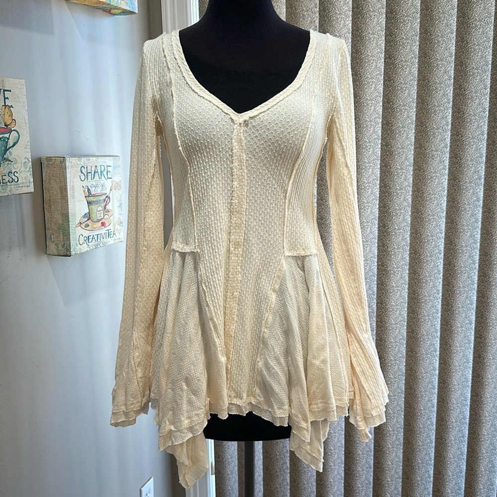 Free people Ivory pull-over stretch top - size L